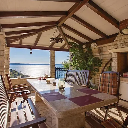 Stunning In With Kitchen דירה פיראן