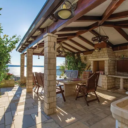 Stunning In With Kitchen * פיראן