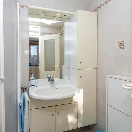 Stunning In With Kitchen * פיראן